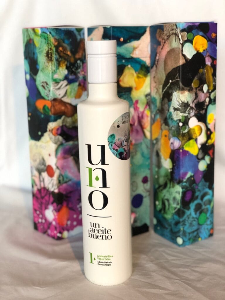 Fotografia casera de una botella de aceite de oliva premium con estuches